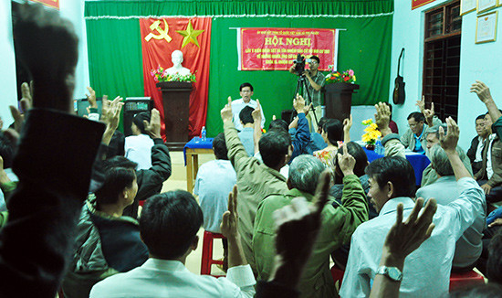 Cử tri thôn Phú Lai biểu quyết thống nhất giới thiệu ứng cử viên tham gia đại biểu HĐND xã Tam Phước (Phú Ninh) nhiệm kỳ 2016 - 2021. Ảnh: H.GIANG