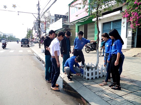 Công trình thanh niên “Bồn hoa cây xanh vỉa hè” của tuổi trẻ phường An Mỹ. Ảnh: H.B