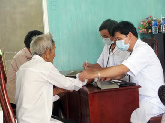 Bệnh nhân nên tìm đến các cơ sở đông y chính thống để hạn chế cảnh “tiền mất tật mang”. TRONG ẢNH: Thầy thuốc đông y huyện Phú Ninh đang khám chữa bệnh miễn phí cho người dân. Ảnh: C.T.A