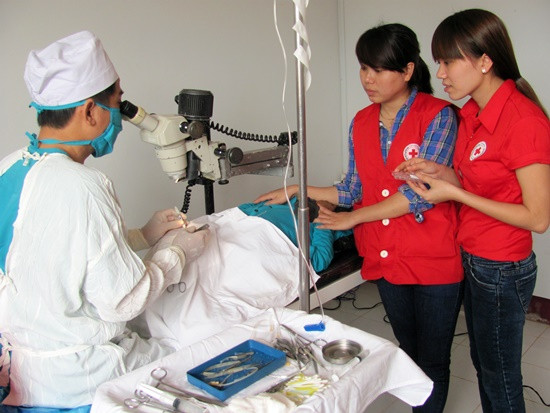 Đoàn tiến hành phẫu thuật mắt cho người dân tỉnh Sê Kông 