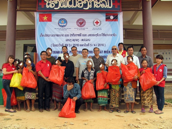 Hàng trăm người dân tỉnh Sê Kông đã được chữa bệnh và trao quà từ các nhà từ thiện Quảng Nam