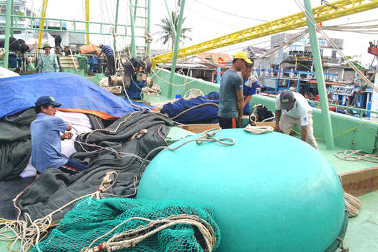 Ngư dân sửa lại ngư lưới cụ để ra khơi sản xuất vụ cá chính. Ảnh: N.Q.V