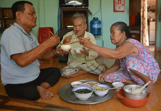 20 năm nay, vợ chồng ông Hồng đã cưu mang những người mù như ông Định (trái) chẳng khác nào người thân trong nhà. Ảnh: TAM CA