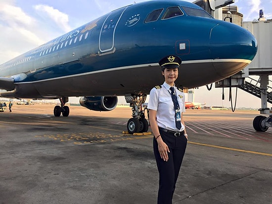 Cơ trưởng Huỳnh Lý Đông Phương của Vietnam Airlines.  (Ảnh: Nguyễn Thị Ngọc Bích/Bloomberge)