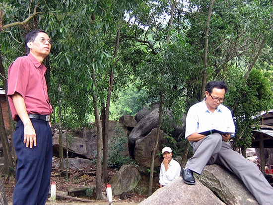 Chiến tranh cách mạng vẫn đang là đề tài lớn và hấp dân với nhiều người cầm bút. Trong ảnh: Hai nhà văn Nguyễn Bảo và và Đỗ Viết Nghiệm trong một chuyến đi thực tế tại các vùng kháng chiến cũ ở Quảng Nam. Ảnh: P.C.A