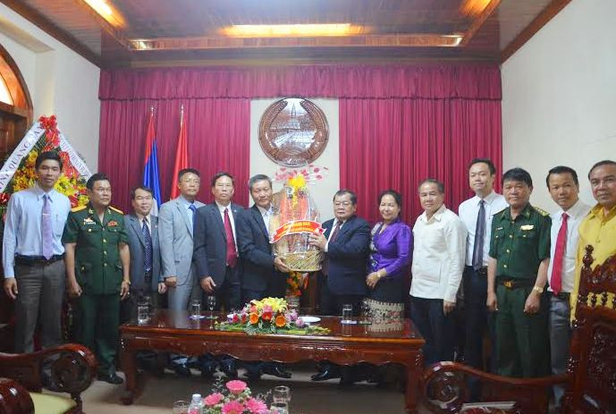 Phó Chủ tịch UBND tỉnh Trần Đình Tùng chúc mừng Tổng Lãnh sự quán nước CHDCND Lào tại TP.Đà Nẵng nhân dịp Tết cổ truyền Bunpimay của Lào. 