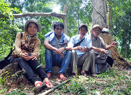 Nhà văn Nguyễn Tam Mỹ (thứ hai từ phải sang) trong một chuyến thực tế sáng tác cùng các văn nghệ sĩ Quảng Nam ở huyện Tây Giang. Ảnh: do nhân vật cung cấp