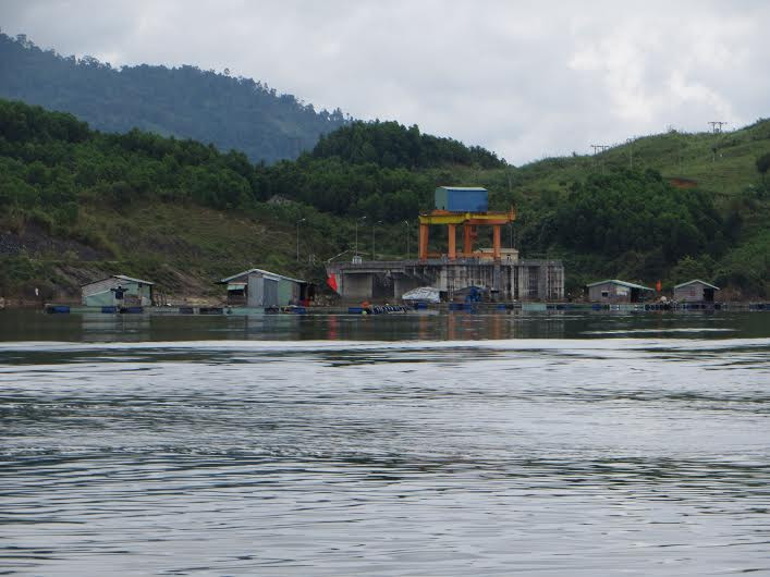 Các hộ dân nuôi cá lồng bè tại khu hồ chứa thủy điện Sông Tranh 2 bị đánh thức bởi trận động đất tối qua. Ảnh: M.K