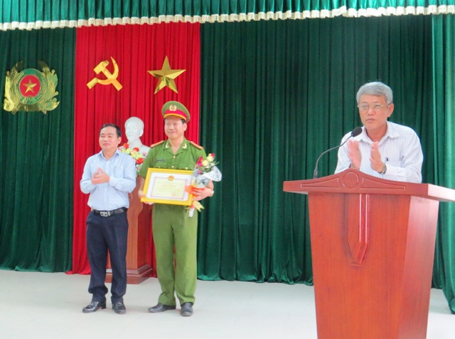 Bí thư Huyện ủy Phan Xuân Quang khen thưởng tập thể Công an huyện có thành tích khám phá án nhanh. Ảnh: Hoàng Liên