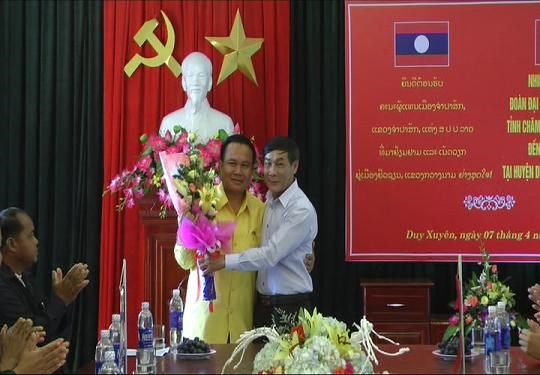 Secretary of District Party Committee Dung (right) and Mr Khamtansomphandon (duyxuyenrt.vn)