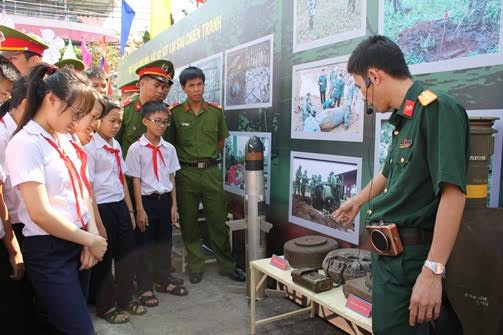 Đoàn viên thanh niên, đội viên tham gia triển lãm nhận biết các loại bom mìn. Ảnh: Internet