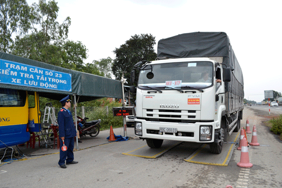 Trạm kiểm tra tải trọng xe lưu động số 23 sẽ duy trì kiểm soát thường xuyên. Ảnh: C.T