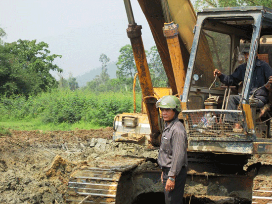 Thi công công trình kênh mương nội đồng tại Ái Nghĩa. Ảnh: NHẬT DUY