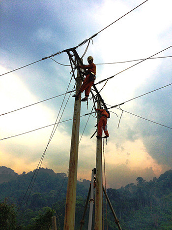 Công nhân điện lực Trà My khắc phục sự cố gãy trụ tại khu vực thác 5 tầng