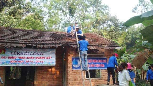 Đoàn viên thanh niên xã Quế Phong tham gia tháo dỡ nhà cũ, vận chuyển đất cát, vật liệu xây dựng nhà khăng quàng đỏ. Ảnh: M.L