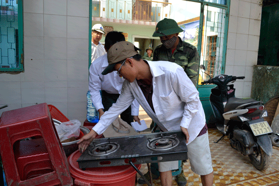 Công nhân nhà thầu phụ giúp hộ bà Trương Thị Năm (thôn Phong Thử 1, xã Điện Thọ, Điện Bàn) chuyển nhà để bàn giao mặt bằng. 