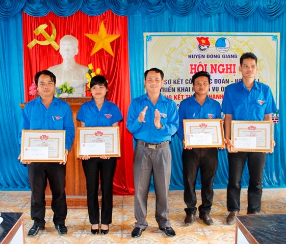 Khen thưởng tập thể và cá nhân có thành tích tốt trong Tháng thanh niên 2016