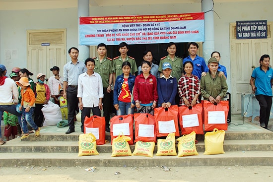 Tặng quà cho người dân vùng Trà Ka, Bắc Trà My