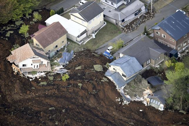 Một số tòa nhà bị kéo sập nhìn từ trên cao. (Ảnh: Reuters/ Kyodo)