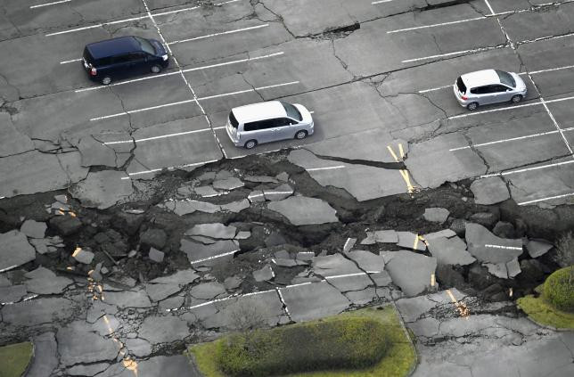 Con đường bị kéo rách từng mảng. (Ảnh: Reuters/ Kyodo)