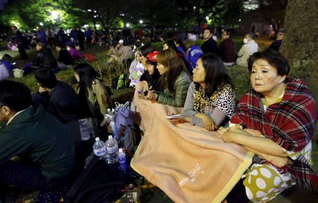 Nhiều người dân phải trú ngụ ngoài đường. (Ảnh: Reuters/ Kyodo)