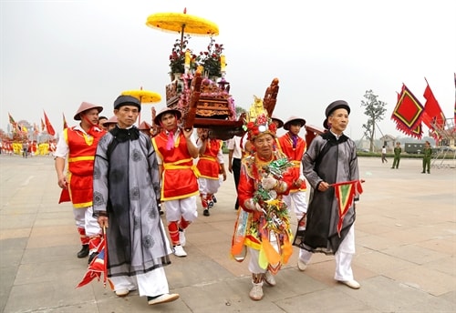 Respect: A procession from Kim Đức Commune carrying a symbolic palanquin and offerings to the Hùng Kings’ Temple Complex in Việt Trì City earlier this week. VNA/VNS Photo Trung Kiên