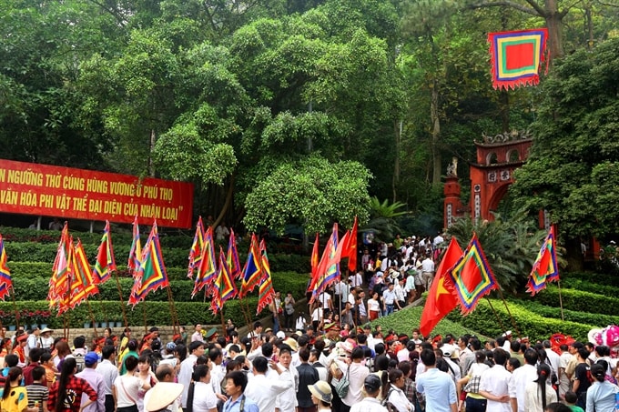 Worship: People flock to the Hùng Kings’ Temple Complex to commemorate their ancestors. VNA/VNS Photo Trung Kiên