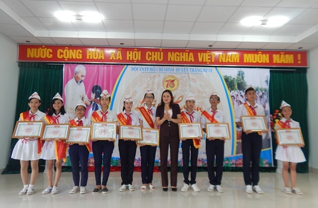 Khen thưởng cho các em đội viên đạt thành tích tại Liên hoan