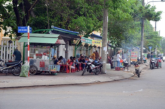 Người buôn bán vỉa hè gặp áp lực do chính sách quản lý đô thị.  TRONG ẢNH: Kinh doanh ăn uống trên vỉa hè đường 24.3 TP.Tam Kỳ.Ảnh: H.PHÚC