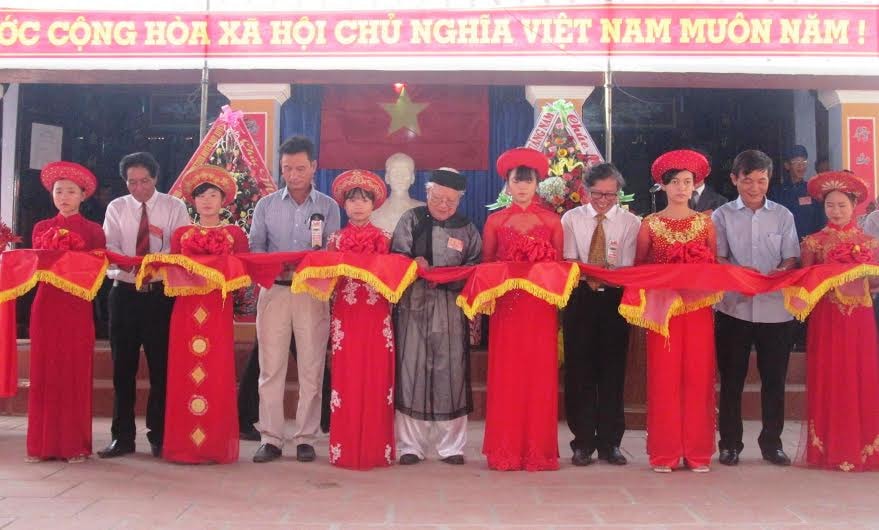 Cắt băng khánh thành công trình trùng tu nhà thờ tiền hiền. Ảnh: VĂN HÀO