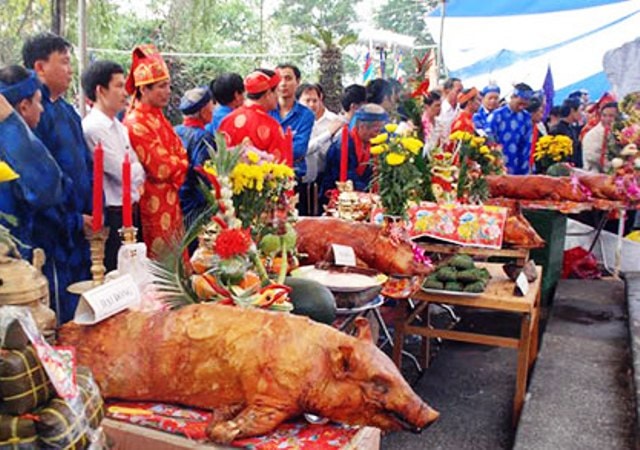 Thành kính tế lễ, dâng hương lên các vua Hùng, các bậc tiền bối hữu công. Ảnh: Triêu Nhan