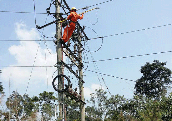 Nhân viên Điện lực Nam Giang thường xuyên kiểm tra, bảo trì đường dây cấp điện sang tỉnh Sê Kông, Lào. Ảnh: H.P