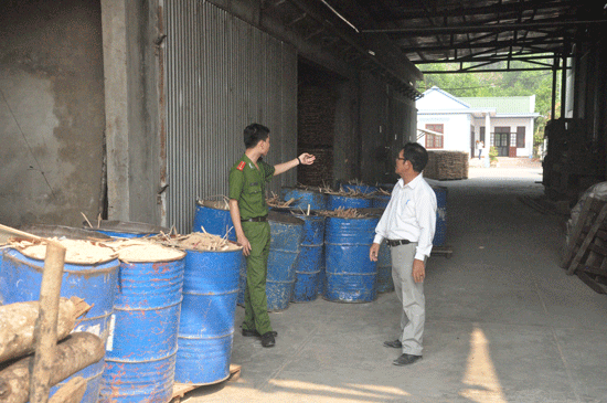 Các bao, thùng đựng bột gỗ trên lối thoát nạn của Công ty Phú Thịnh gây mất an toàn cháy nổ. Ảnh: D.L