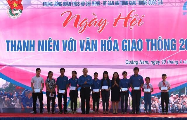 Tặng quà cho học sinh, sinh viên có người thân bị tai nạn giao thông. Ảnh: L.V