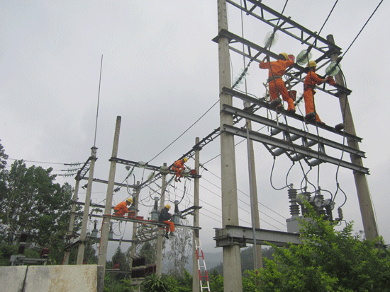 Với phương châm “điện đi trước một bước”, PC Quảng Nam sẽ ưu tiên cấp điện cho các dự án trọng điểm Khu KTM Chu Lai trong những năm đến. Ảnh: T.LỘ