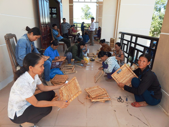 Lớp dạy nghề mây tre đan ở xã Tam Phú. Ảnh: VÕ LY
