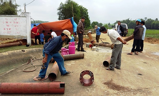 Lắp đặt máy bơm dã chiến tại xã Bình Định Bắc (Thăng Bình) để đối phó với hạn trong vụ hè thu sắp tới.Ảnh: VĂN SỰ