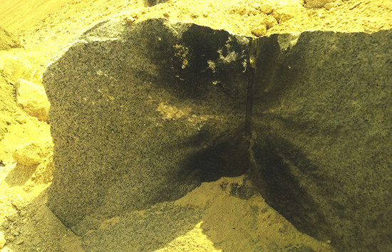 Vết sém đen trên các tảng đá lớn là bằng chứng của sử dụng vật liệu nổ phá đá.