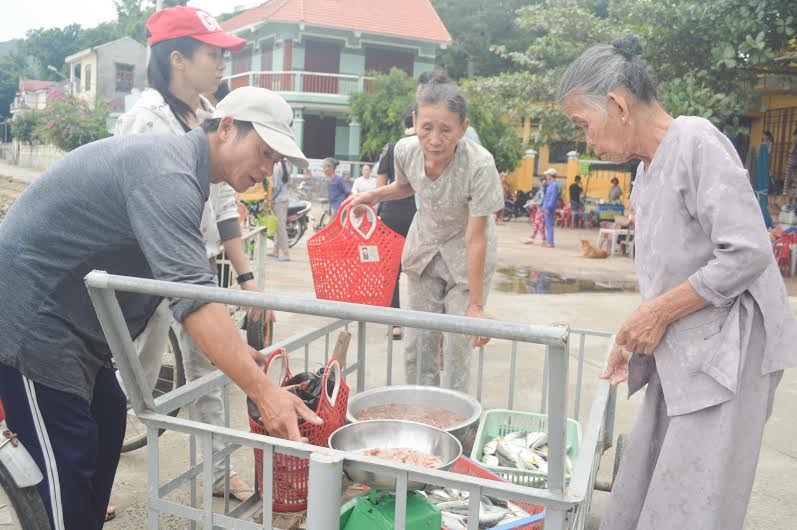 Người dân đi chợ mang theo giỏ nhựa. Ảnh: TAM CA