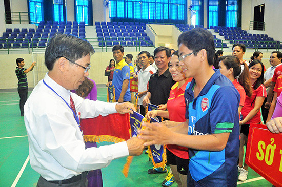 Chủ tịch Công đoàn Viên chức tỉnh Hà Diện trao cờ lưu niệm động viên các đoàn thi đấu