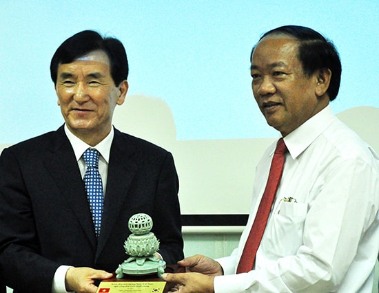 Chairman Thu (right) and Mr Lim Chang Ho