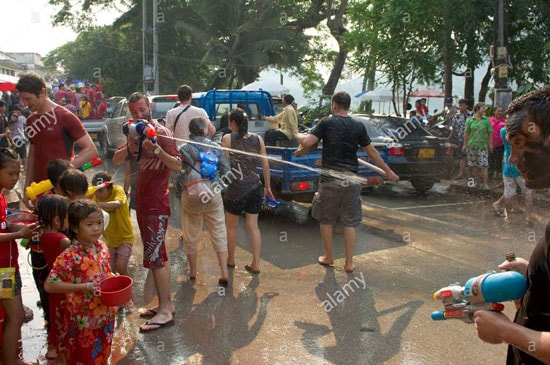 Hàng nghìn du khách tham gia lễ hội năm mới truyền thống của Lào vào giữa tháng 4 này. (ảnh: Alamy)