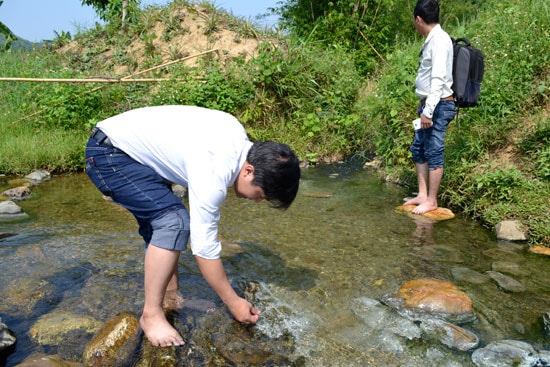 Nước suối nóng kết tủa tại nơi giao nhau với suối A Păng. ảnh: C.T