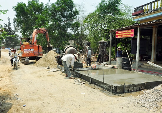 Giai đoạn 1 tuyến ĐH - Đông Trường Giang ở xã Bình Dương đang gấp rút thi công, quyết tâm hoàn thành đúng tiến độ nhằm chào mừng bầu cử. Ảnh: H.G