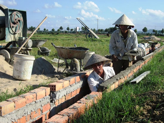 Từ nay đến năm 2020, tỉnh sẽ hỗ trợ đầu tư kiên cố hóa thêm 700km kênh mương các loại. Ảnh: VĂN SỰ