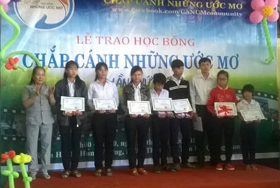 Trao học bổng CCNUM 10 cho học sinh, sinh viên có hoàn cảnh khó khăn.Ảnh: C.Q