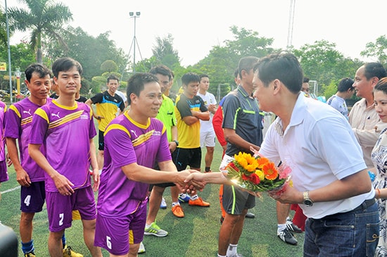 Ông Lê Vinh Quang, Chủ tịch Hội đồng Quản trị kiêm Tổng Giám đốc Công ty CP Vận tải và Dịch vụ Phú Hoàng tặng hoa động viên các đội bóng trước giờ thi đấu