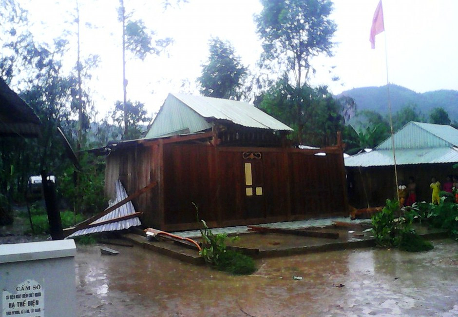 Nhiều ngôi nhà người dân bị ảnh hưởng nặng nề do mưa đá. Ảnh: CTV