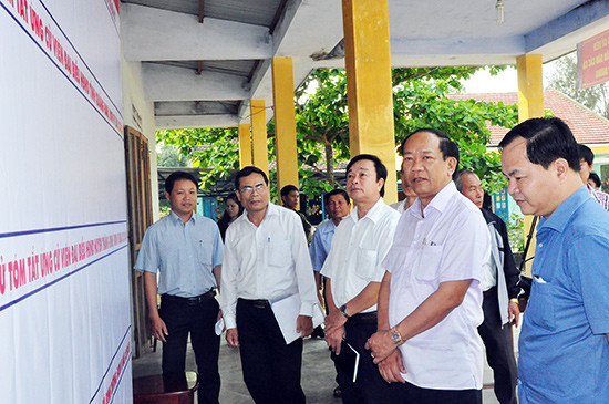 Chủ tịch UBND tỉnh Đinh Văn Thu kiểm tra tình hình chuẩn bị công tác bầu cử tại huyện Thăng Bình.Ảnh: N.ĐOAN