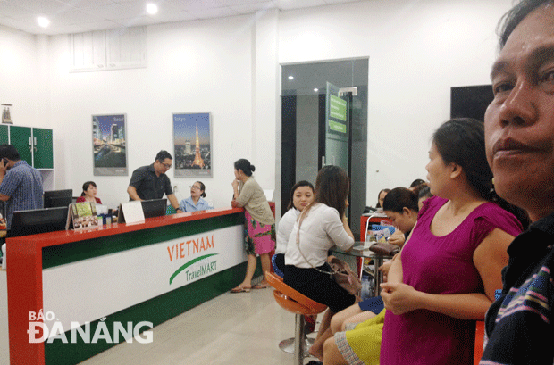 Gần 22 giờ tối 29-4, nhiều người dân vẫn đứng ở cổng trụ sở và trong công ty để chờ được giải quyết.